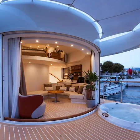 Botel Luxury Floating -