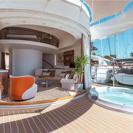 Ботель Luxury Floating -