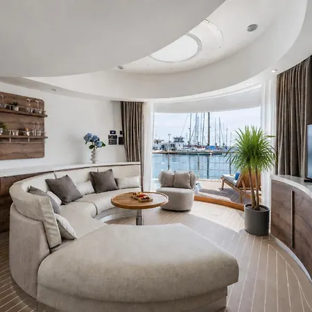 Botel Luxury Floating -