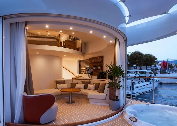Botel Luxury Floating -